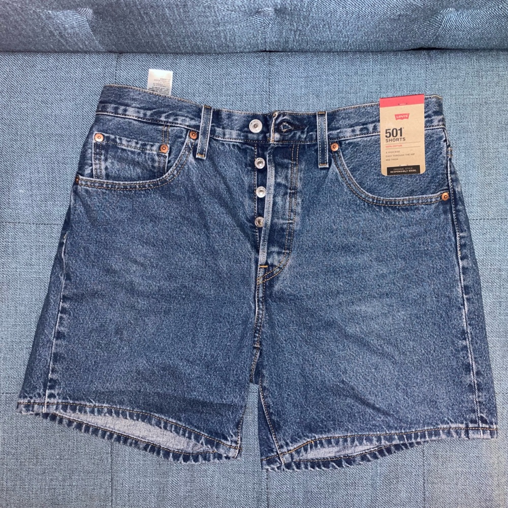 NWT Levi’s 501 Mid Thigh Short